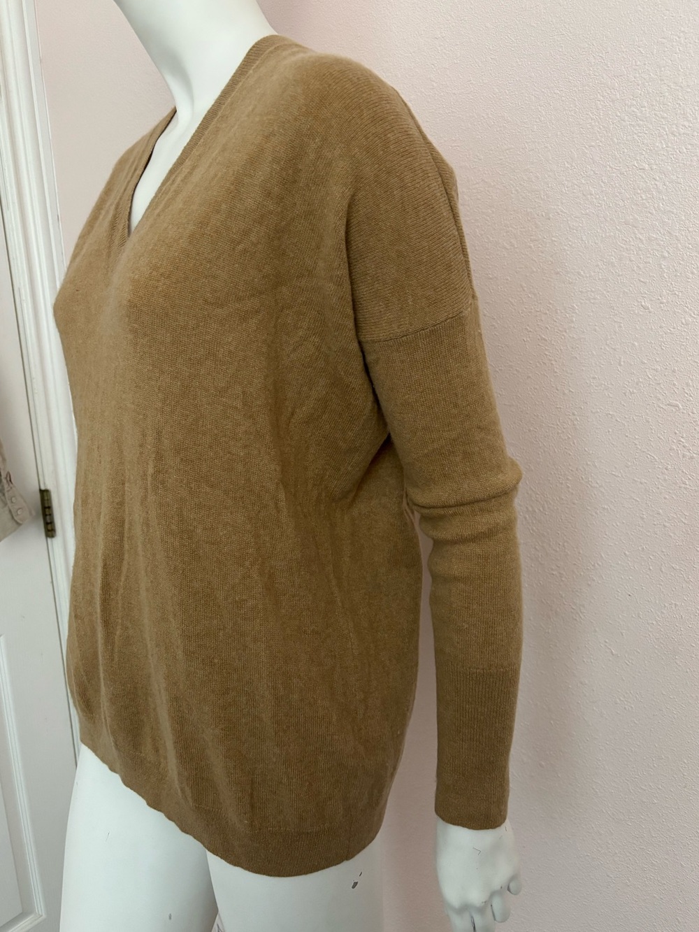 J.CREW 100% Cashmere V-Neck Sweater Tan Camel Brown Oversized Fits Medium - Picture 3 of 11